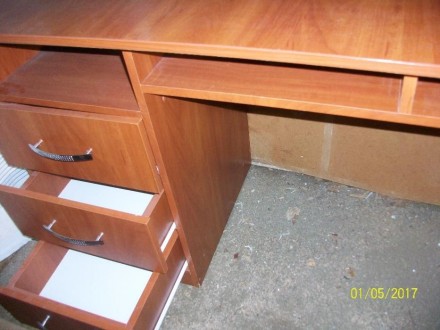 Большой офисный стол в идеальном состоянии размер столешницы 130 *60 см. . фото 4