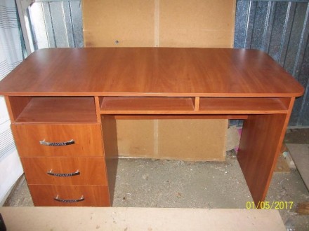 Большой офисный стол в идеальном состоянии размер столешницы 130 *60 см. . фото 2
