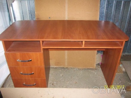 Большой офисный стол в идеальном состоянии размер столешницы 130 *60 см. . фото 1