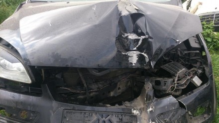 Автомобиль после ДТП. Повреждена передняя часть, правое крыло и дверь. Немного п. . фото 3