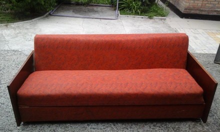 Продам диван с обивкой в нормальном состоянии, требующий частичной замены подкла. . фото 2
