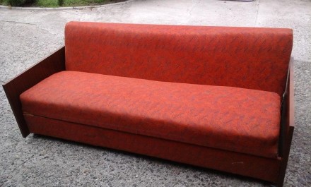 Продам диван с обивкой в нормальном состоянии, требующий частичной замены подкла. . фото 3
