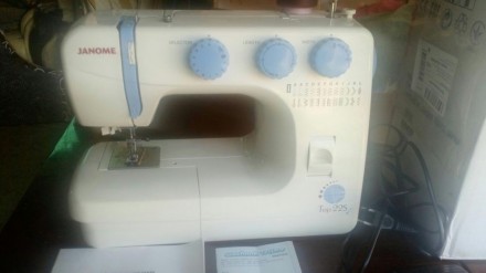 Продам швейную машину в отличном состоянии, пользовались мало, полный комплект. . . фото 3