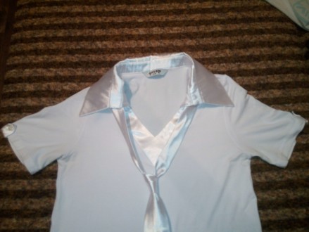 Нарядная белая блуза с коротким рукавом. 
Атласная отделка- воротник, хлястики . . фото 9