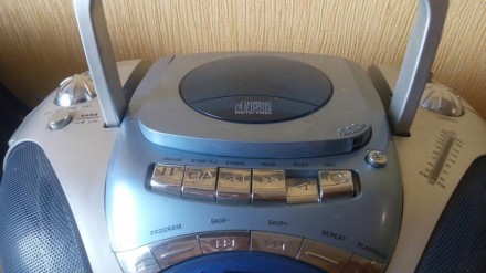 Магнитофон в рабочем состоянии,диски,касеты,радио. . фото 2