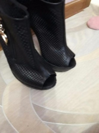 женские черные кожаные босоножки на высоком каблуке, в хорошем состоянии, набойк. . фото 5