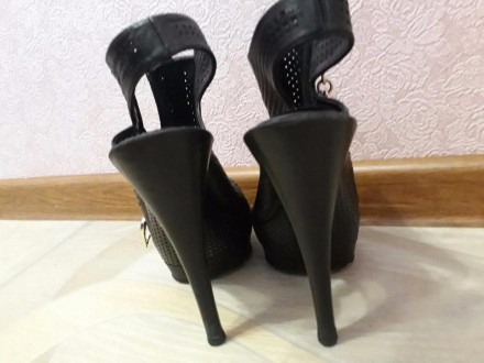 женские черные кожаные босоножки на высоком каблуке, в хорошем состоянии, набойк. . фото 4