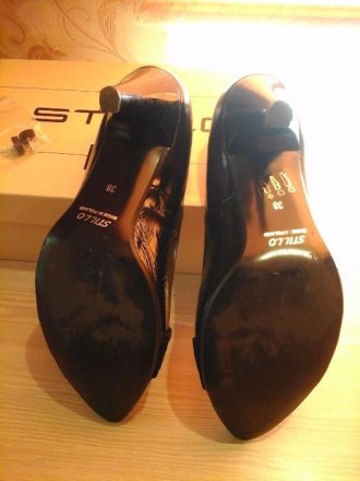 туфли черно лаковые с замшевыми полосочками женские, состояние новых. н туфлях у. . фото 4