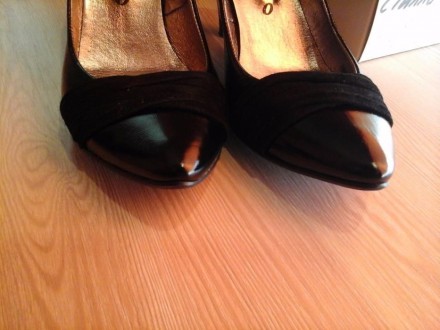 туфли черно лаковые с замшевыми полосочками женские, состояние новых. н туфлях у. . фото 3