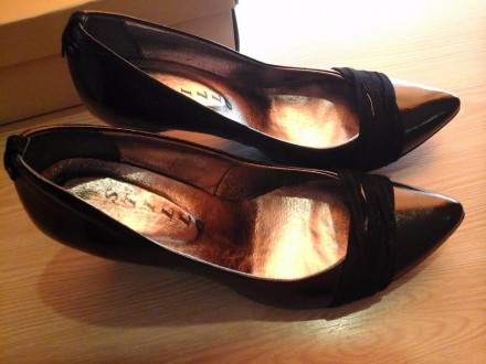 туфли черно лаковые с замшевыми полосочками женские, состояние новых. н туфлях у. . фото 5