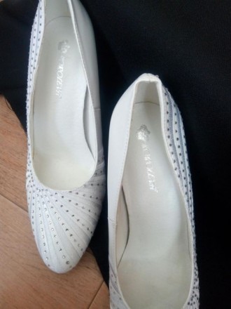 Туфли свадебные белые со стразами. Состояние новое. Одивались два раза в магазин. . фото 3