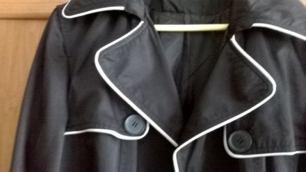 Красивый черный плащ с белой окантовкой, карманами, поясом и шлицей сзади. Отлич. . фото 5