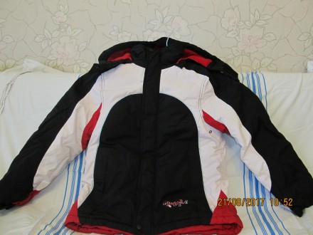 Куртка зимняя была привезена из Германии,на возраст 9-11 лет,цвет чёрный-белый и. . фото 2