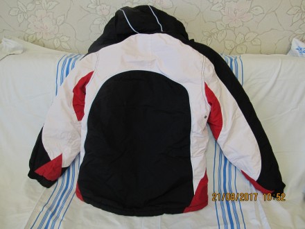 Куртка зимняя была привезена из Германии,на возраст 9-11 лет,цвет чёрный-белый и. . фото 4