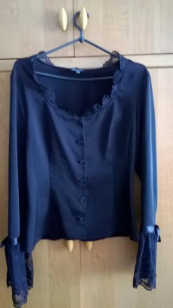 Нарядная черная блузка с мелкими рюшами вверху и очень красивыми кружевными рука. . фото 2