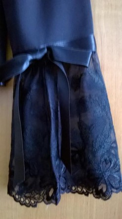 Нарядная черная блузка с мелкими рюшами вверху и очень красивыми кружевными рука. . фото 4