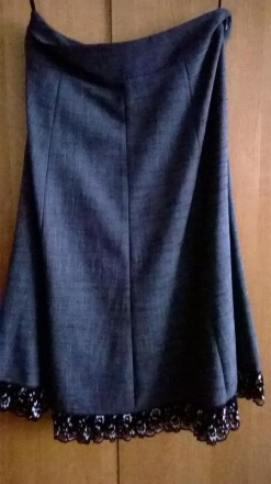 Очень красивая серая юбка на подкладке, с вышивкой, мелкими стразиками и кружево. . фото 3