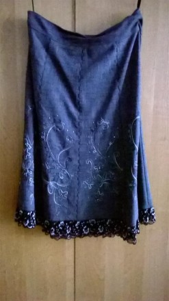 Очень красивая серая юбка на подкладке, с вышивкой, мелкими стразиками и кружево. . фото 2