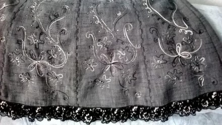 Очень красивая серая юбка на подкладке, с вышивкой, мелкими стразиками и кружево. . фото 4