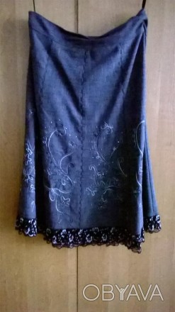 Очень красивая серая юбка на подкладке, с вышивкой, мелкими стразиками и кружево. . фото 1