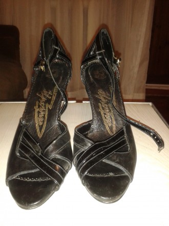Женские туфли-босоножки черного цвета с лаковыми вставками. Натуральная кожа и в. . фото 2