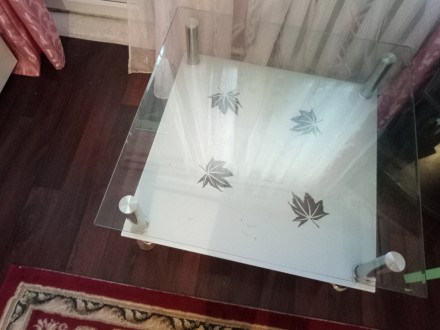 Продам стеклянный стол в хорошеи состоянии,на верхнем стекле имеються царапинки . . фото 2