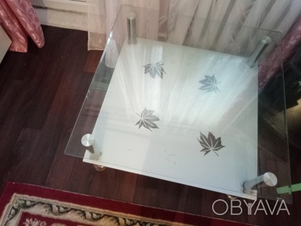 Продам стеклянный стол в хорошеи состоянии,на верхнем стекле имеються царапинки . . фото 1