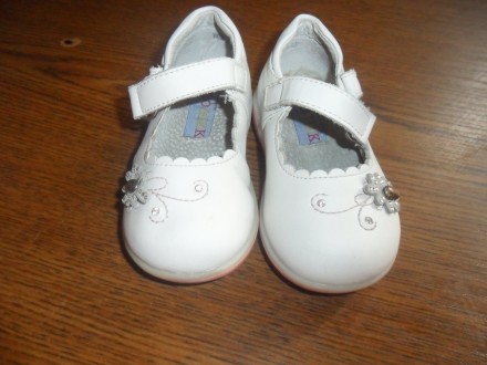 продам біленькі туфельки для двох принцес. розмір 20. носили мало. стан хороший,. . фото 4
