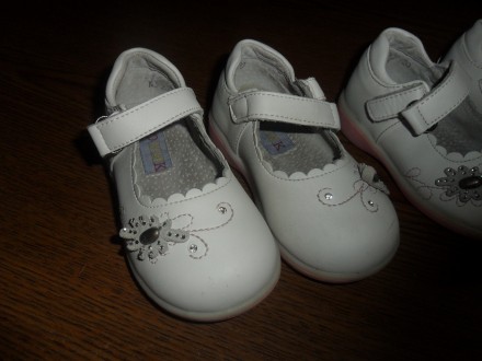 продам біленькі туфельки для двох принцес. розмір 20. носили мало. стан хороший,. . фото 3