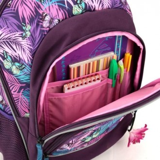 Рюкзак выполнен из фиолетового полиэстера с яркими бабочками, имеет розовую подк. . фото 4