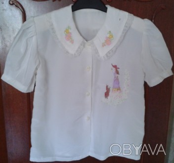 Белая блузка с вышивкой