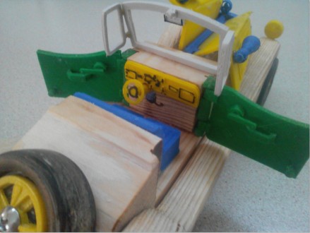 Данная модель игрушки сделана  из  дерева и ABS пластика, колеса  выполнены из  . . фото 6