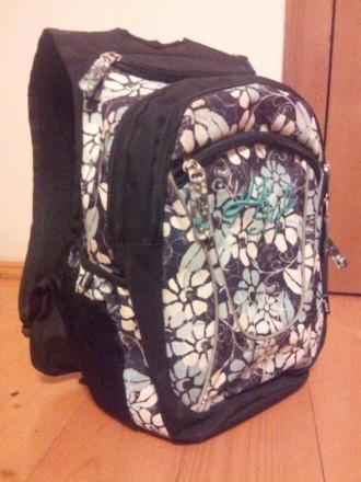 Продаю шкільний рюкзак в хорошому стані. Колір чорний в біло-голубі квіти. Є орт. . фото 4