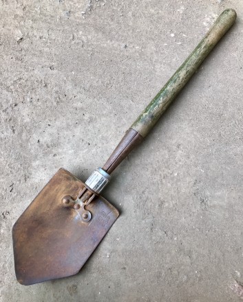 Продаю редкую, складную саперную лопату (из старых) Tombo Тайвань. Лопатка крепк. . фото 2