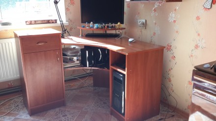 Срочно продам компьютерно-угловой письменный стол,имеется подмтавка под монитор,. . фото 2