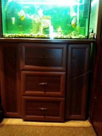 продается аквариум на 200 литров ,комод,и рыбки!Комод-высота 96 см,длина 105 см,. . фото 2