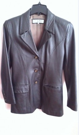 Кожаный пиджак Crossbow London
44

Кожаный пиджак темно-коричневого цвета.

. . фото 3