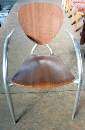 Продам стул  для кафе сиденье дерево основа алюминий.  Стулья в хорошем состояни. . фото 2