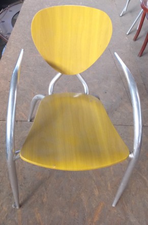 Продам стул  для кафе сиденье дерево основа алюминий.  Стулья в хорошем состояни. . фото 3