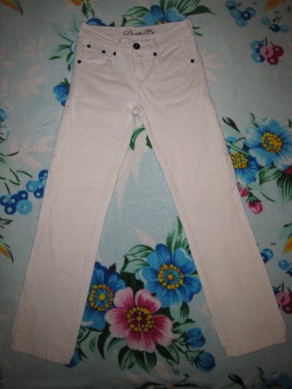 Джинсы узкие для модницы.
Цвет белый, размер указан 8-9 лет, рост 134 см, но лу. . фото 2