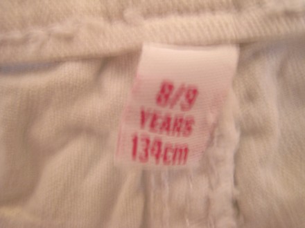 Джинсы узкие для модницы.
Цвет белый, размер указан 8-9 лет, рост 134 см, но лу. . фото 7
