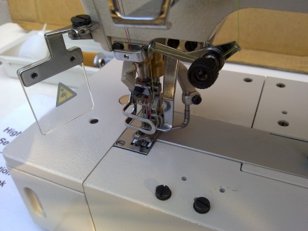 Швейная машина Type Special. Распошивальная 3-х игольная-6. 4 мм. между крайними. . фото 4