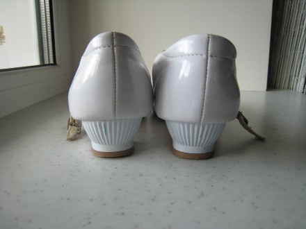 Туфли белые.
Размер 33, стелька 21,5 см (+-2 мм)
Каблук 2,5-3 см.
Дефекты на . . фото 5