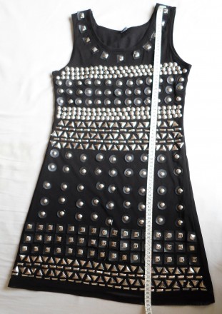 Платье черного цвета, украшенное заклепками. Ширина подмышками 40 см., длина от . . фото 4