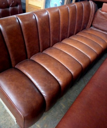Продается диван б/у  кожаный для кафе, бара с низкой спинкой .Диван  в хорошем с. . фото 2