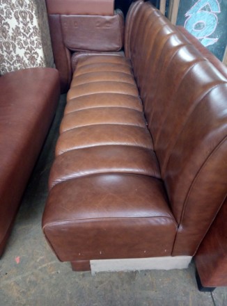 Продается диван б/у  кожаный для кафе, бара с низкой спинкой .Диван  в хорошем с. . фото 3