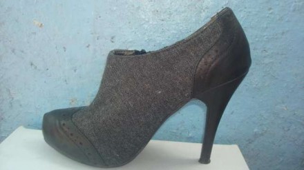 Продам женские закрытые туфли на каблуке серого цвета (ткань +вставки из чёрной . . фото 3