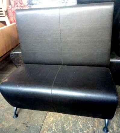 Обивка диванов выполнена из черного кожзаменителя.
Габаритные размеры: 1350х650. . фото 2