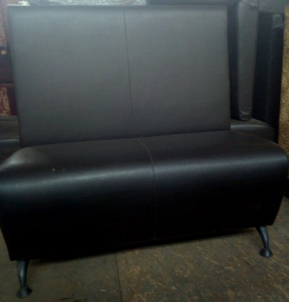 Обивка диванов выполнена из черного кожзаменителя.
Габаритные размеры: 1350х650. . фото 3