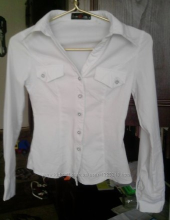 Белая рубашка на пуговицах с длинным рукавом на 40, 42 размер в отличном состоян. . фото 2